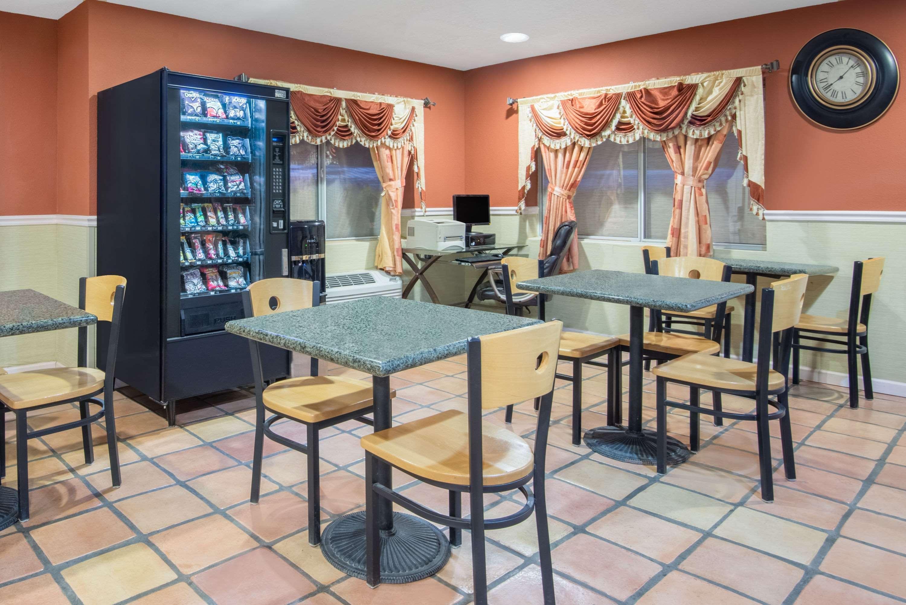 Motel Super 8 By Wyndham Portales Exteriér fotografie